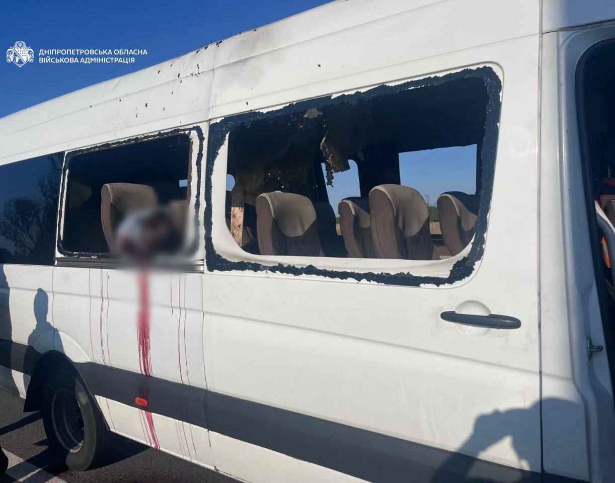 На Нікопольщині росіяни поцілили дроном в автобус, загинули 5 людей