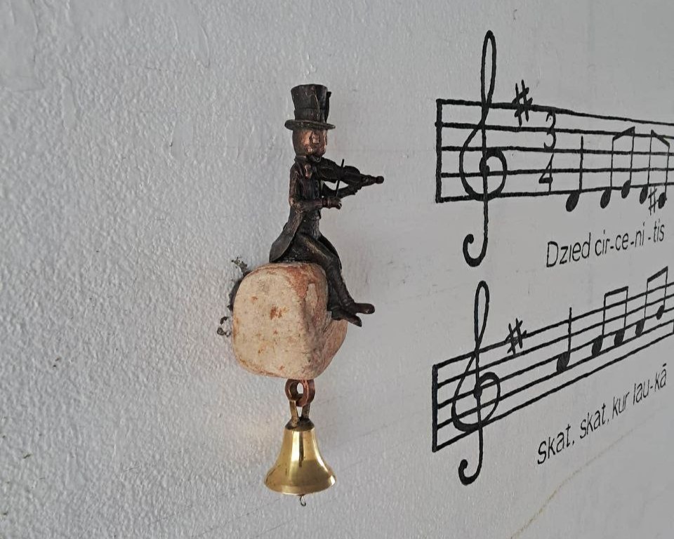 В Ужгороді відкрили мініскульптуру «Різдвяному цвіркуну»