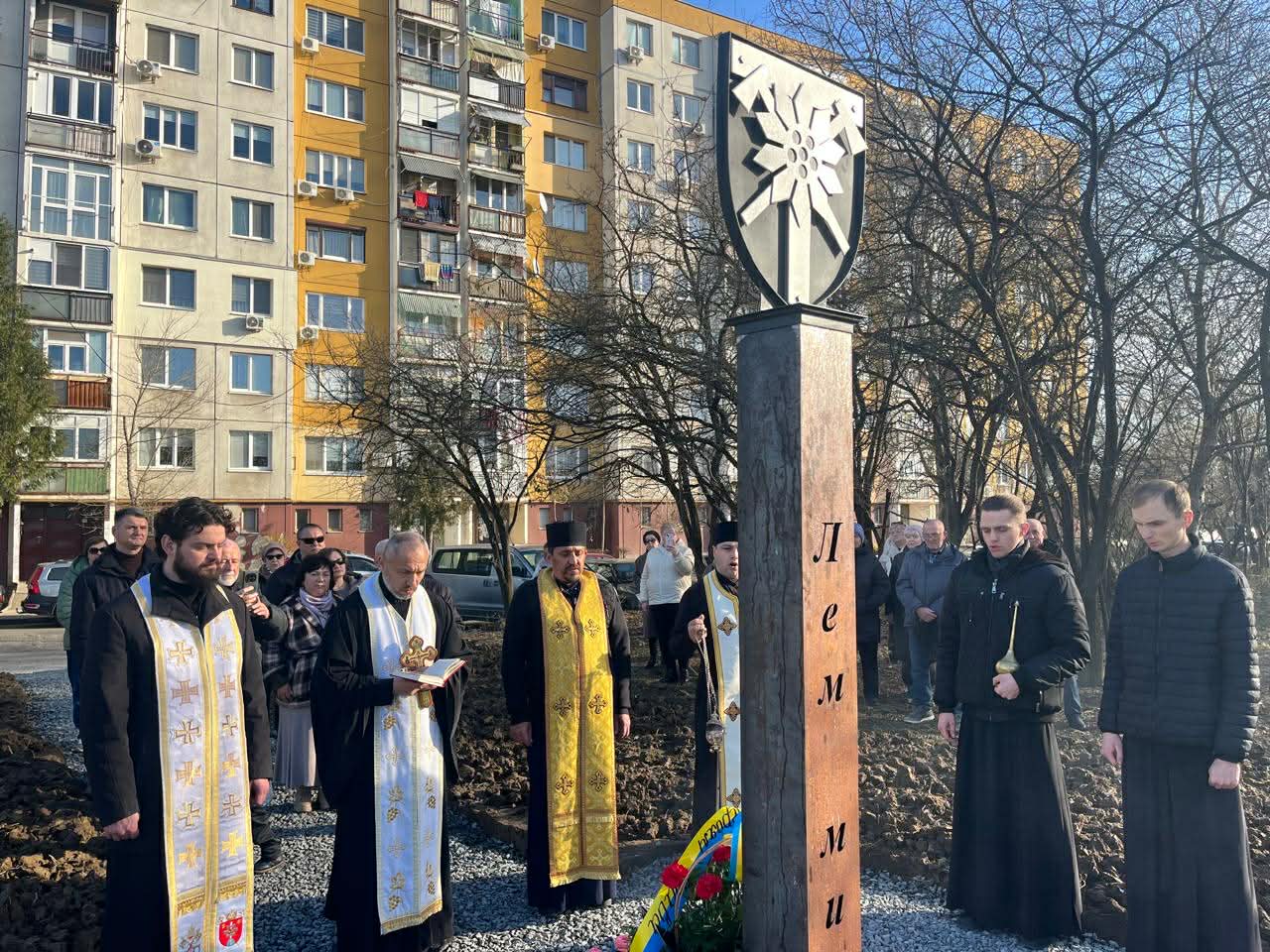 Відкриття постаменту