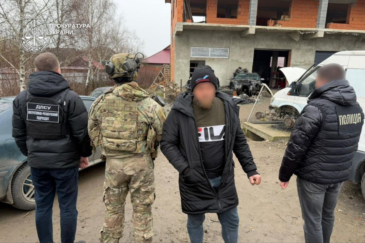 Підозрюваний з правоохоронцями