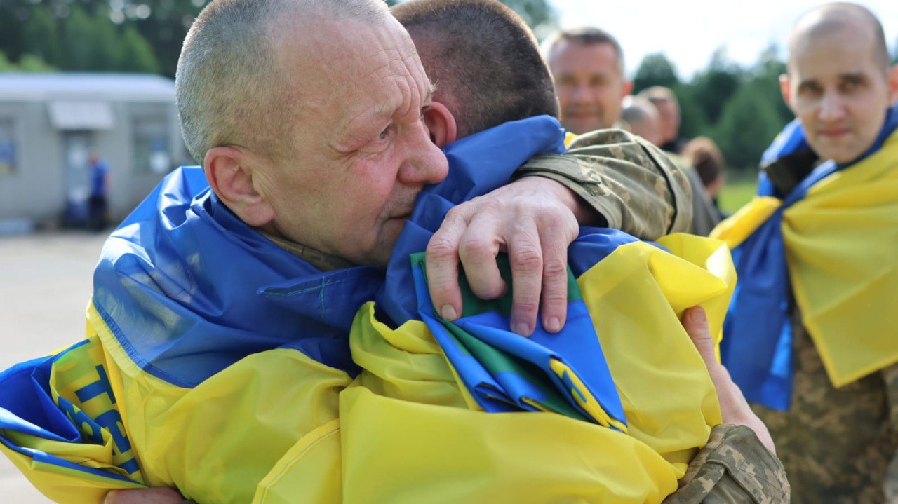 Звільнені з полону українські воїни