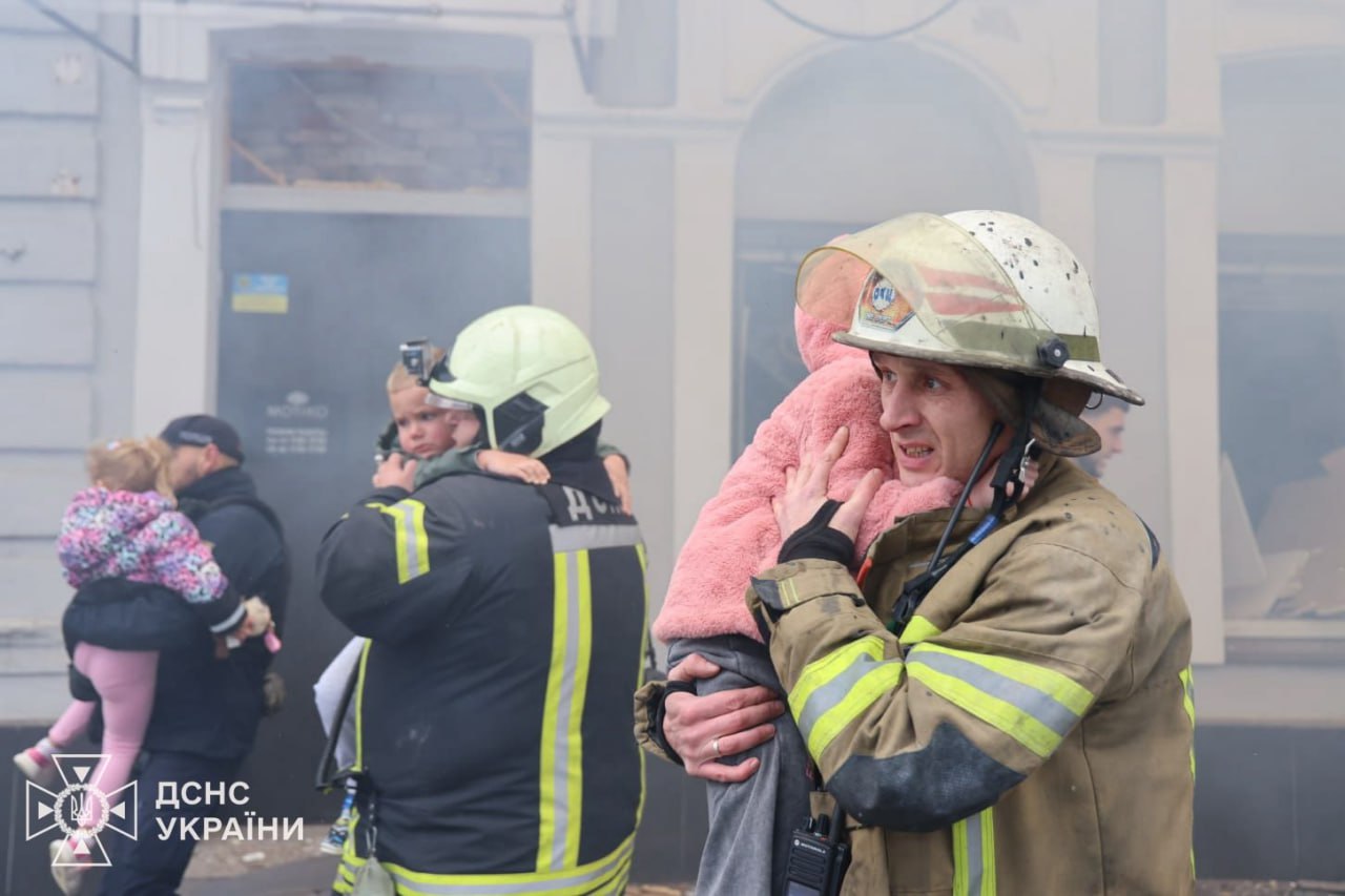 Діти з рятувальниками