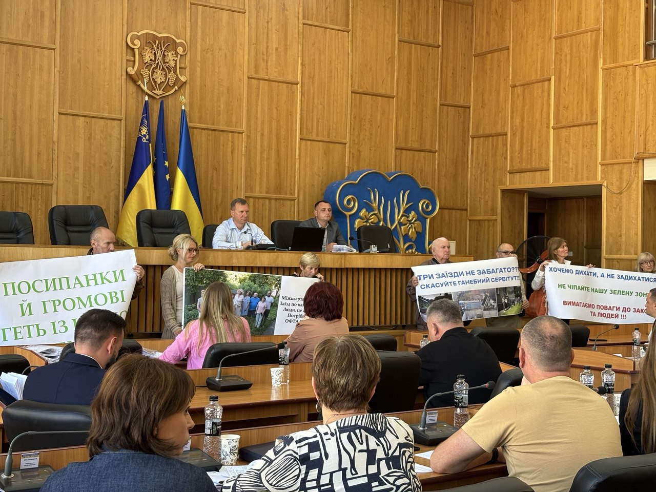 Мешканці сусіднього будинку на вулиці Гойди, 24 в Ужгородські міськраді