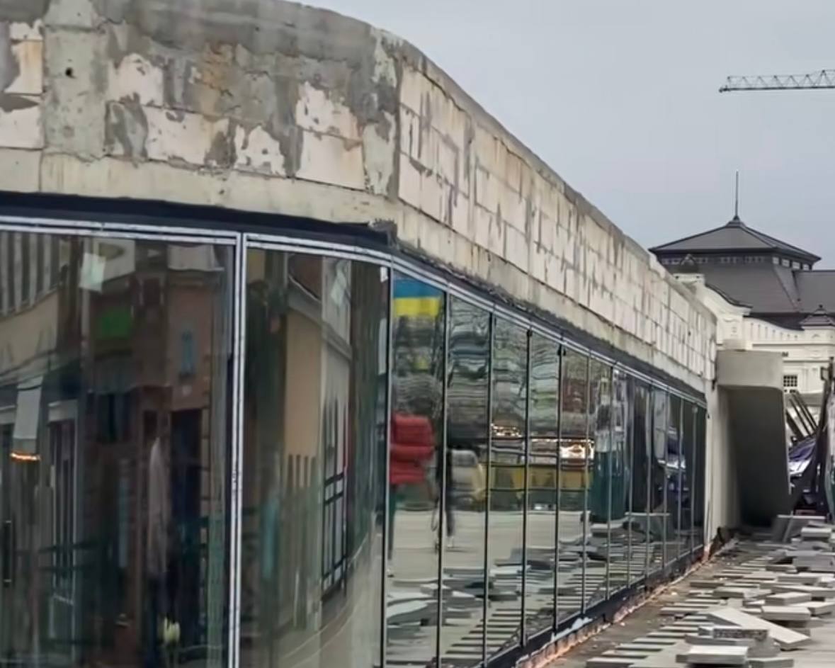 Незаконна забудова на площі Петефі, Ужгород