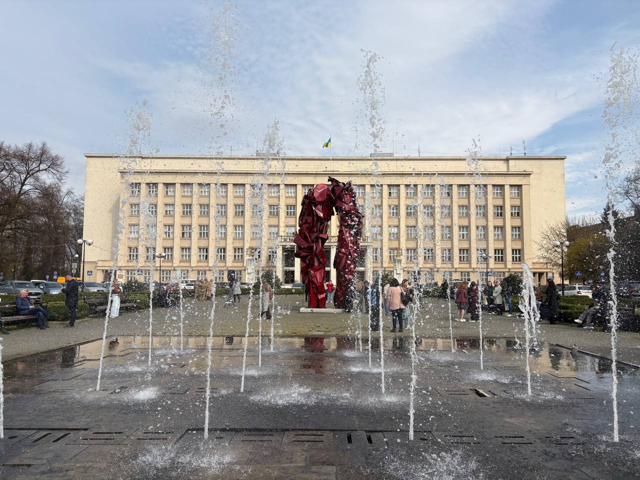 Інсталяція "Реконструкція подій" на площі Народній в Ужгороді