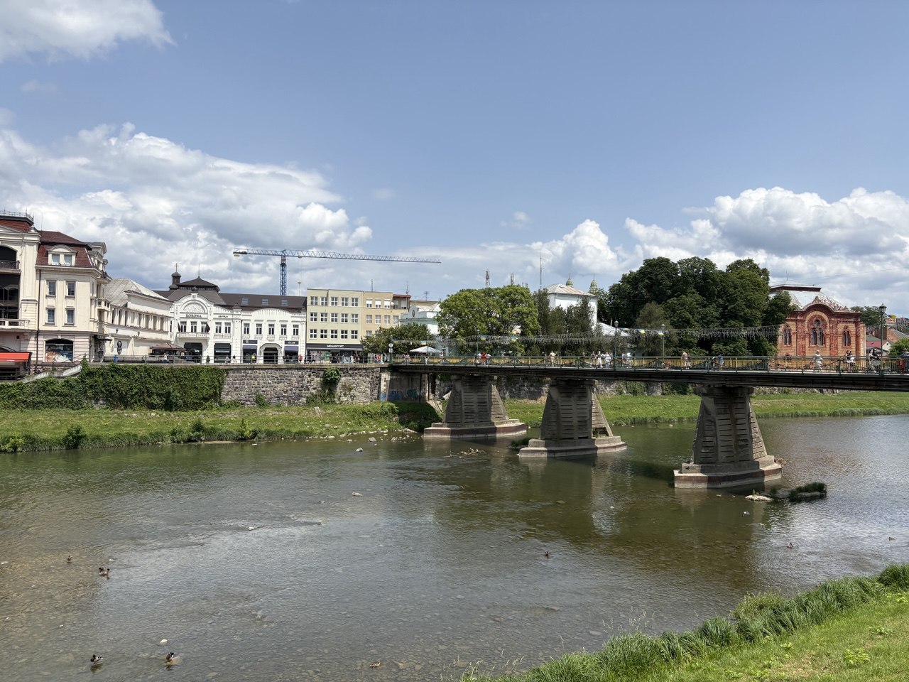 Ужгород, площа Театральна, пішохідний міст