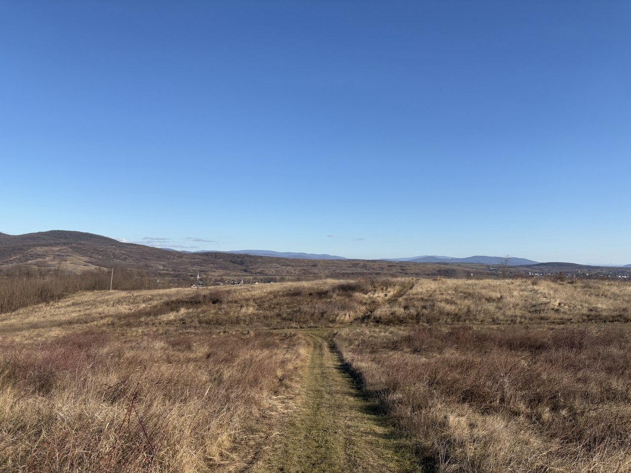 Закарпаття, стежка в горах, небо, суха трава