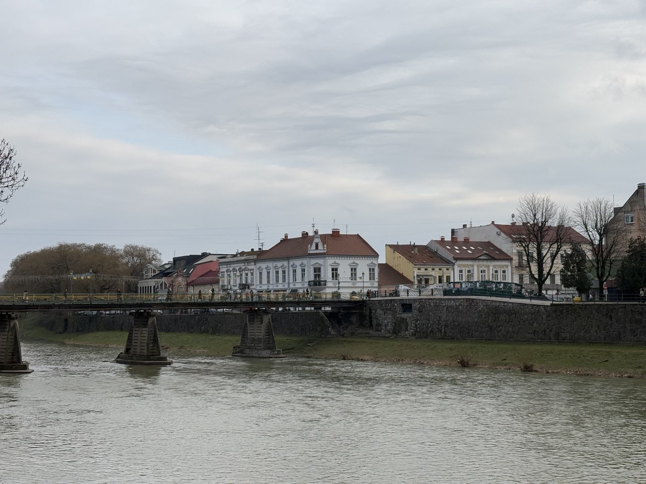 Ужгород, пішохідний міст, річка Уж