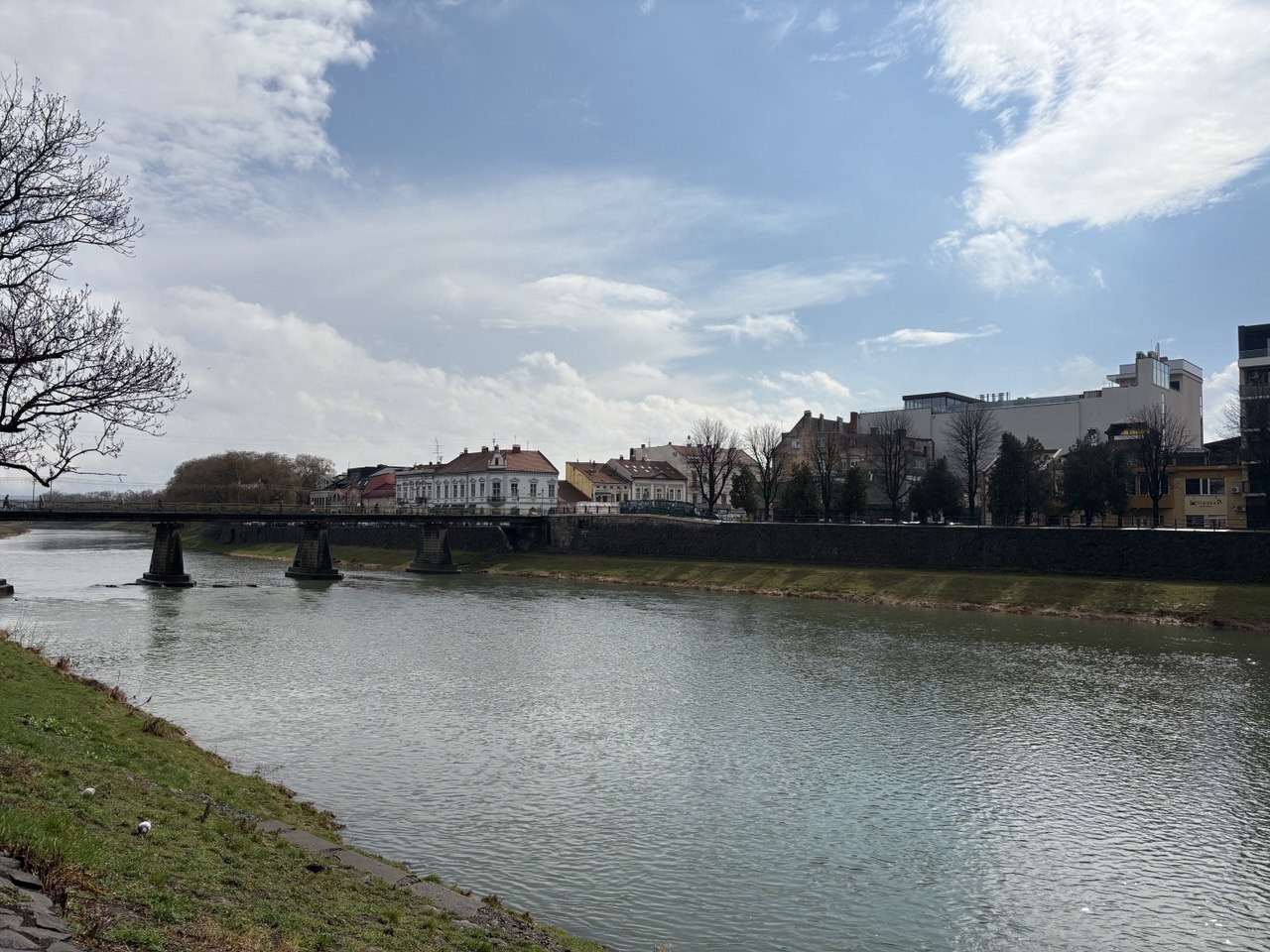 Ужгород, набережна, пішохідний міст