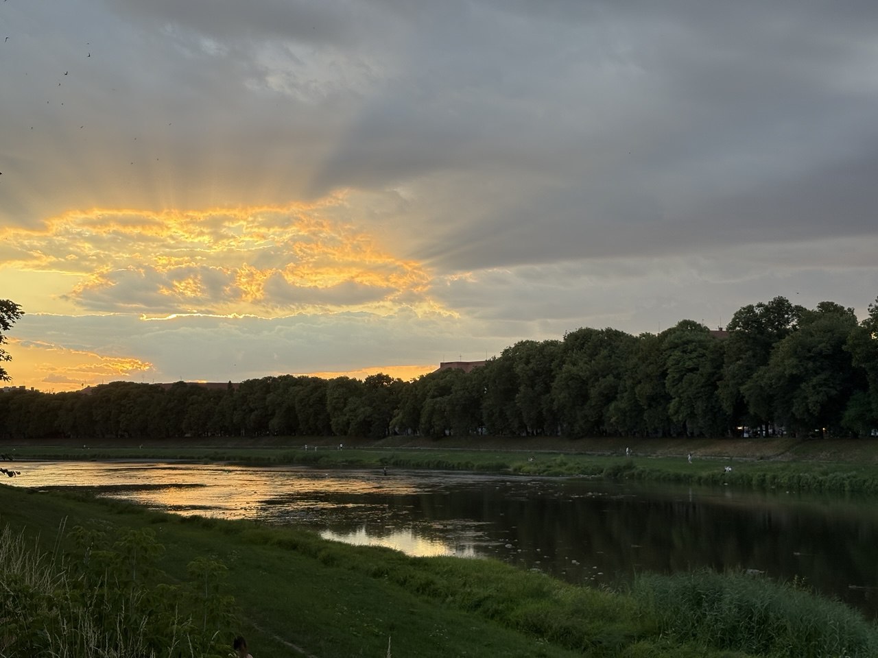 Ужгород, набережна, річка Уж, захід сонця