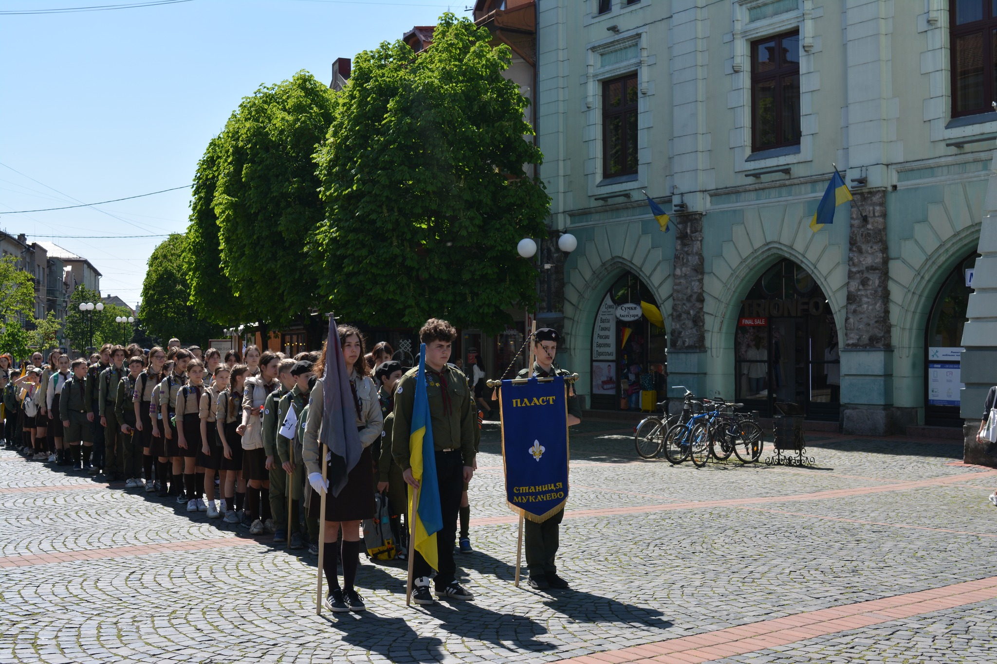 Пластуни біля мукачівської Ратуші