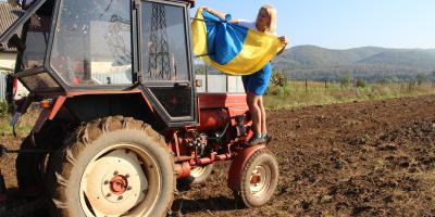 Аліса Смирна на тракторі з прапором
