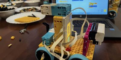 Простий Lego-робот під час навчання менторів