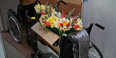Візок із квітами у госпіталі