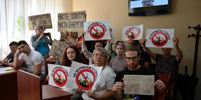 Люди з плакатами у суді щодо ВЕС у Карпатах