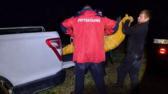 Рятувальники транспортують тіло 