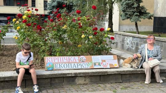 Люди з плакатами