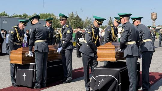 Домовини Андрія Мельника та Софії Федак-Мельник