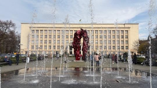 Інсталяція "Реконструкція подій" на площі Народній в Ужгороді