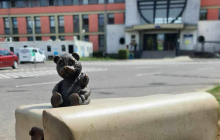 Скульптурка-ведмедик у Загоні біля вокзалу