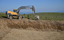 Екскаватор працює на Полонині Руні