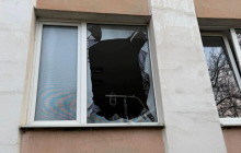 Розбите вікно внаслідок російської атаки