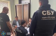 Підозрювана з правоохоронцями