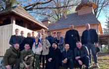 Прихожани біля церкви