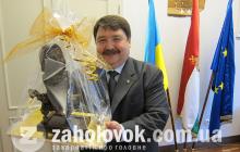 Генеральний Консул Угорської республіки Йожеф Бачкаї з подарунком
