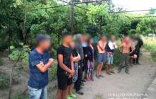 Змушували жили в антисанітарних умовах та безплатно працювали по 15 годин на фер