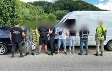 Затримані переправники ухилянтів з фургоном