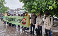 Учасники акції з плакатами біля екоінспекції