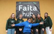 Команда школярів із менторкою Інною Пригарою під час відкриття простору