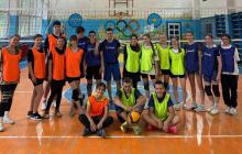 Школярі з тренером у сортивному залі після замагань