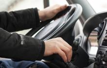 Водій за кермом авто