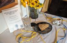 декорований столик у кафе "Закарпатський пряник"