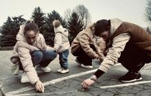 Актори наносять напис "Діти" на площі біля драмтеатру в Ужгороді