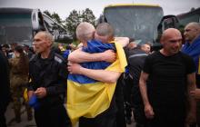 Обійми військових