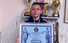 Василь Маєвський із свідоцтвом про встановлення рекорду