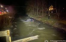 Автомобіль у річці Тересва