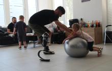 Військовий на протезі грається з дівчинкою у клініці у Сваляві