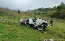 Автомобіль перекинувся на узбіччя