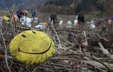 Екопікнік на березі водосховища. Подушка зі смайликом серед сміття