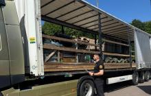 Вантажівка з контрабандними автозапчастинами