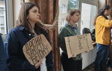 Люди з плакатами