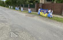 Випускники місцевої школи навколішки зустрічають полеглого Захисника 
