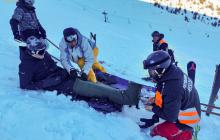 Надзвичайники надають першу медичну допомогу травмованому лижнику