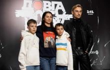 Режисер Алан Бадоєв з Оленою Жук та її двома синами Устимом та Серафимом  