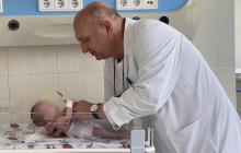 Хлопчик народився на 30 тижні вагітності з вагою 1500 грам з вродженою вадою черевної стінки 