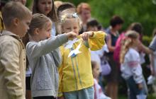 Присутні прикрасили паперовими янголами дерево пам‘яті в скансені 